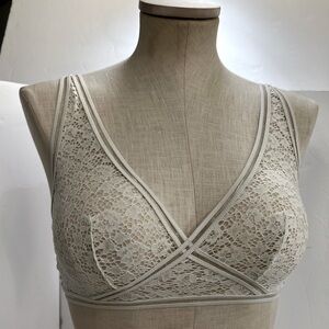 VICTORIA  SECERT 💕White  Lacey bralette👙ADJUSTABLE STRAPS⭐️⭐️size S